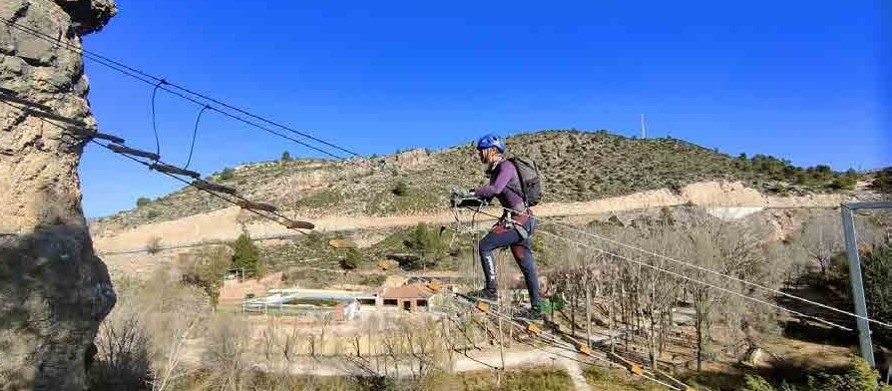 Vía ferrata con escalones y cable de vida